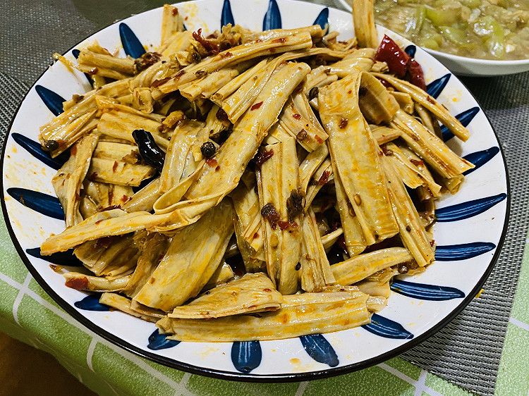 火锅底料炒腐竹的做法