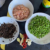 超下饭的梅干菜肉末豌豆的做法图解1