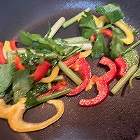 孜然芹菜彩椒炒素鸡胸肉的做法图解5