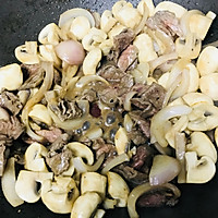 白蘑菇炒牛肉的做法图解7