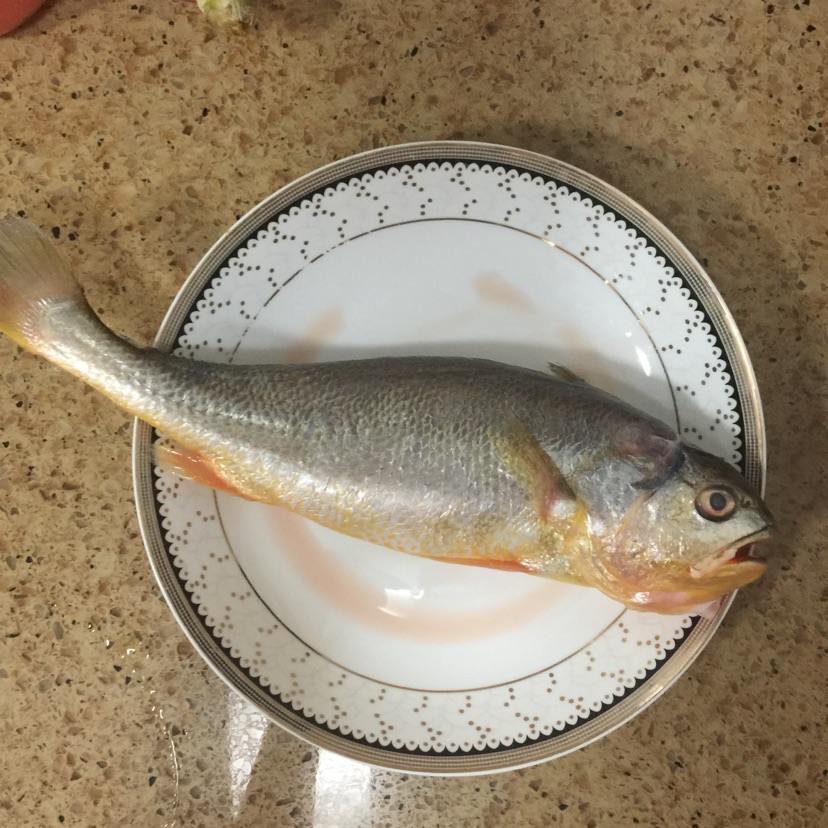 家常豆腐黄鱼汤的做法图解1