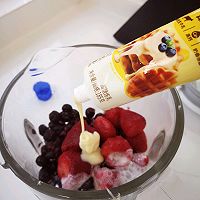 #多巴胺烘焙#奶香蓝莓草莓奶昔的做法图解5