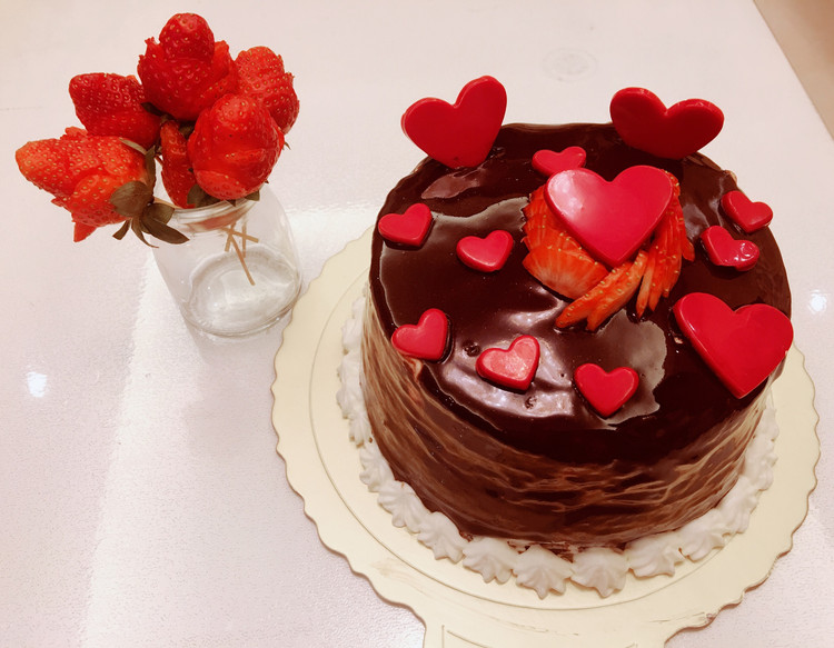 草莓夹心巧克力淋面蛋糕+草莓玫瑰花的生日祝福的做法