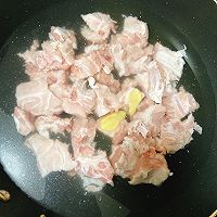 随心做的土豆烧排骨的做法图解1