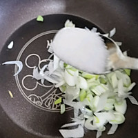 美味低卡料理：葱花炝锅面的做法图解3
