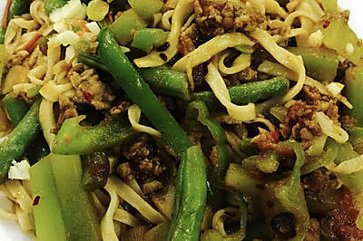 香辣青笋豆角番茄双椒肉丁炒面
