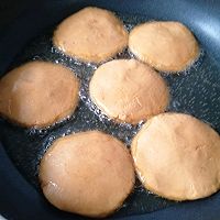 #餐桌上的春日限定#煎红薯饼的做法图解7