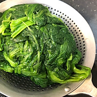 减脂菠菜鸡蛋饼的做法图解1