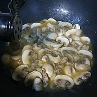 黄油大蒜烩口蘑的做法图解5