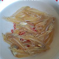 银鱼蚕豆汤的做法图解1