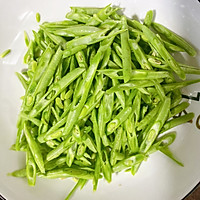 #橄榄中国味 感恩添美味#牛肉炒豆角的做法图解2