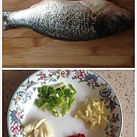 浓香奶白鲈鱼汤的做法图解1