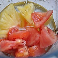 菠萝西红柿鲜汁的做法图解1