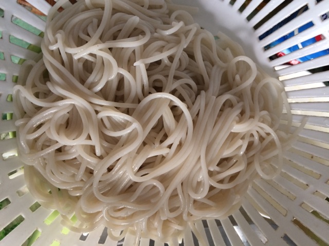 牛肉炒米粉的做法图解2