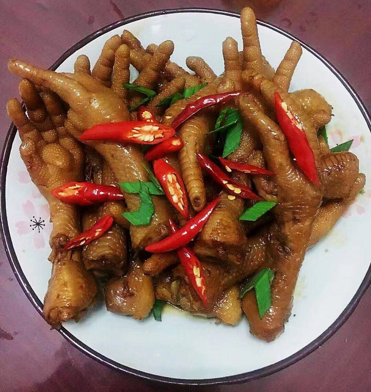 麻辣卤鸡爪，看着就流口水哦的做法