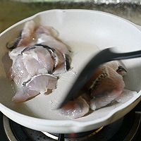 黑木耳炒黑鱼片的做法图解3