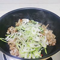 #金龙鱼橄榄油调和油520美食菜谱#【葱爆羊肉卷】肉嫩多汁的做法图解5