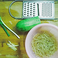 西葫芦粉条蒸饺的做法图解1