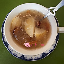 红枣陈皮桃胶银耳雪梨羹