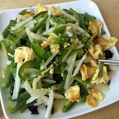 鸡蛋凉拌青椒白菜杆