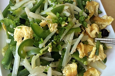 鸡蛋凉拌青椒白菜杆