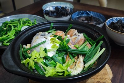 豆酱杂鱼砂锅煲，传统的潮汕家常菜，吃的就是原汁原味的鲜味