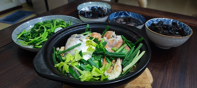 豆酱杂鱼砂锅煲，传统的潮汕家常菜，吃的就是原汁原味的鲜味的做法