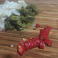 无辣不欢的酸菜粉丝汤的做法图解1