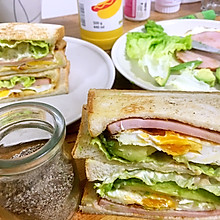 牛油果鸡蛋乳酪火腿生菜三明治