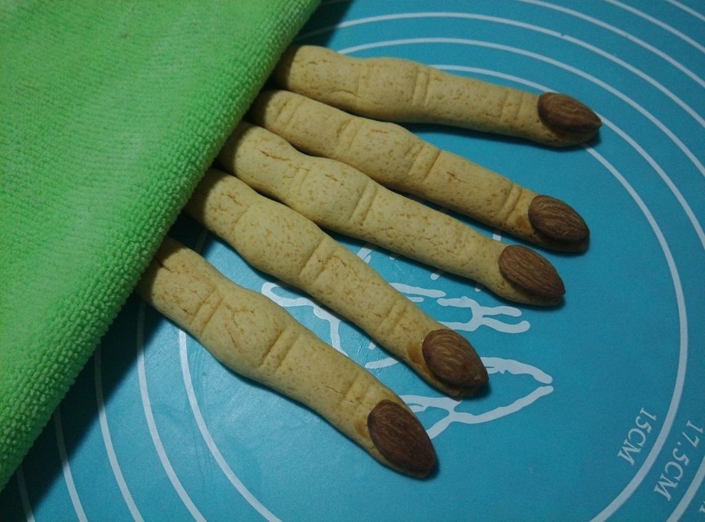 Witch finger biscuit