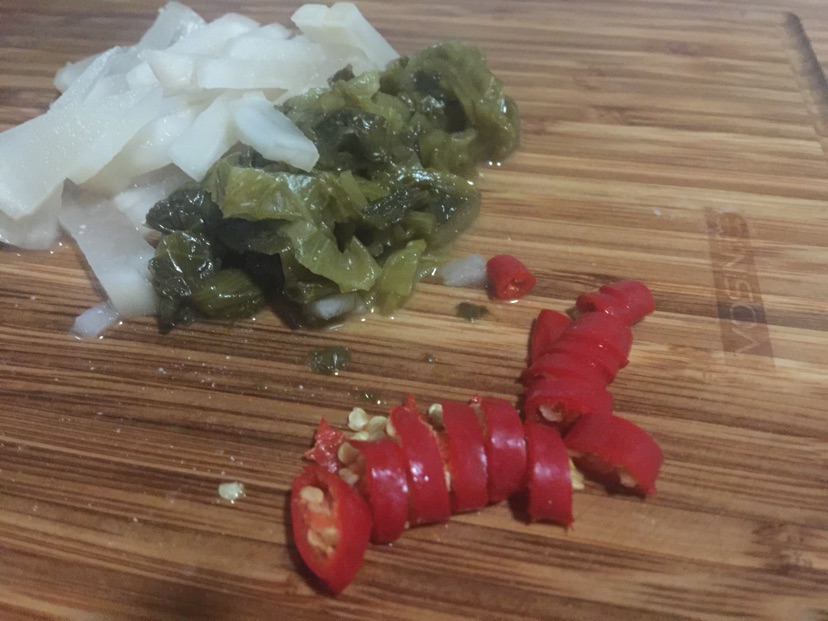 无辣不欢的酸菜粉丝汤的做法图解1