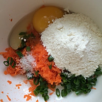 胡萝卜香葱鸡蛋饼的做法图解3