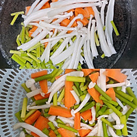 白玉菇炒肉丝的做法图解2