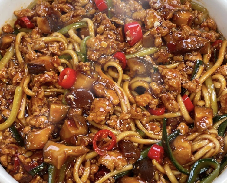 香菇鸡丁拌面的做法