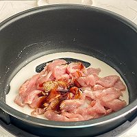 腐竹滑肉煲的做法图解2
