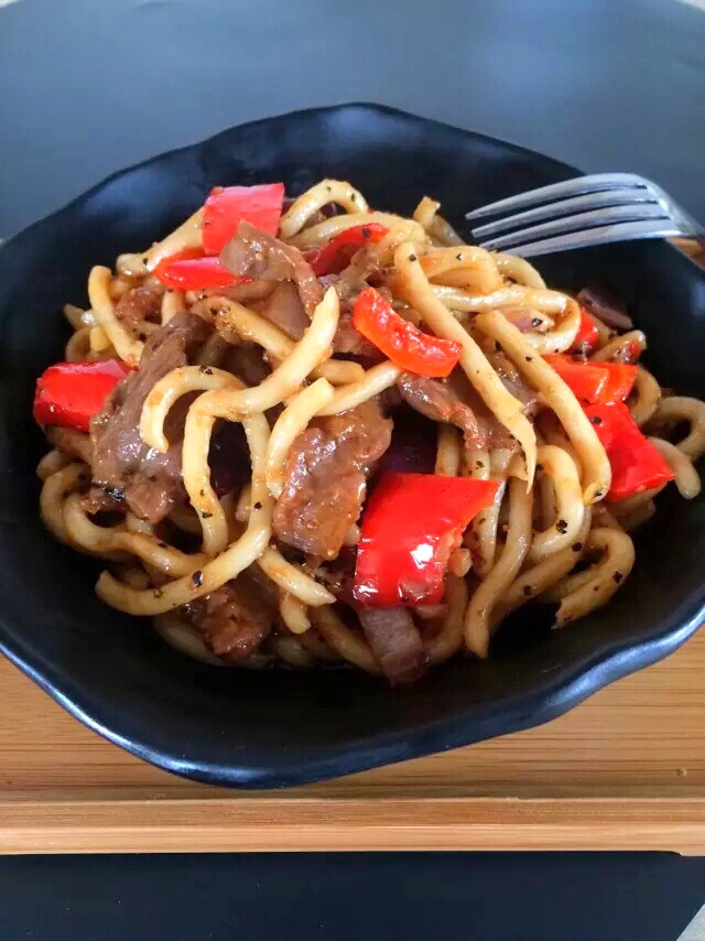 黑椒牛肉炒乌冬面