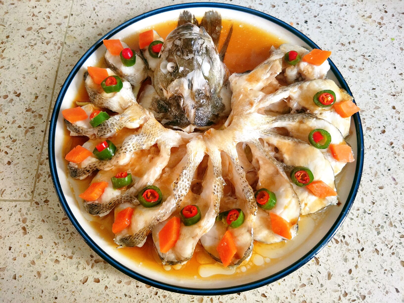 清蒸孔雀鱼怎么做_清蒸孔雀鱼的做法_念念的小灶_豆果美食