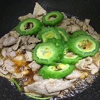 #多力金牌大厨带回家#金牌豉汁凉瓜炒肉片的做法图解11