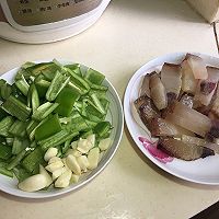 青椒炒腊肉的做法图解1