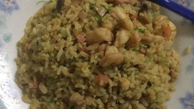 培根鸡肉虾仁炒饭的做法