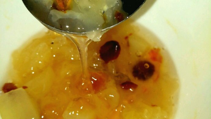 蔓越莓桃胶银耳羹