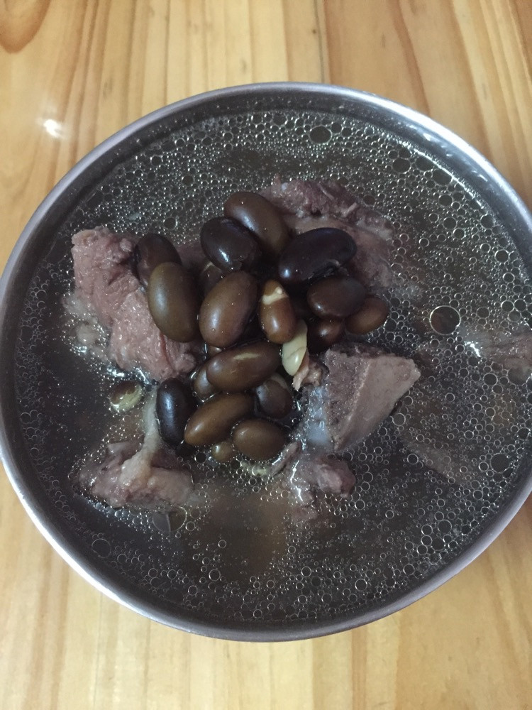 黑豆猪尾汤的做法