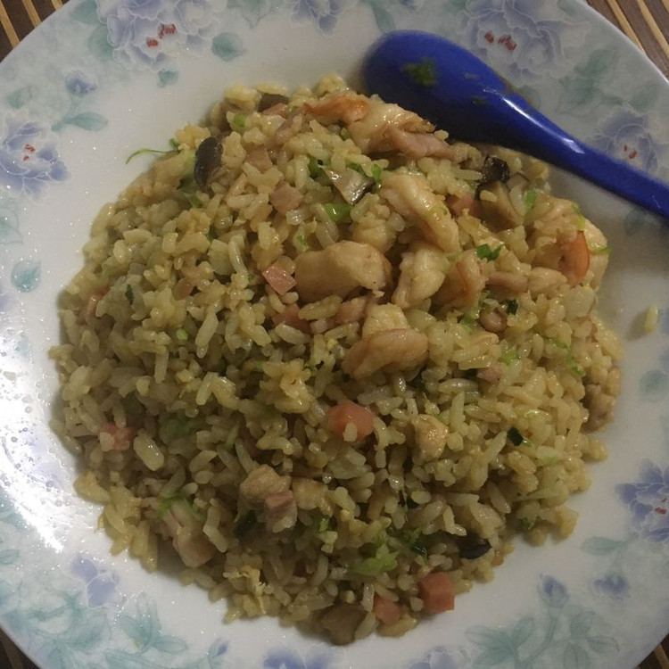 培根鸡肉虾仁炒饭的做法