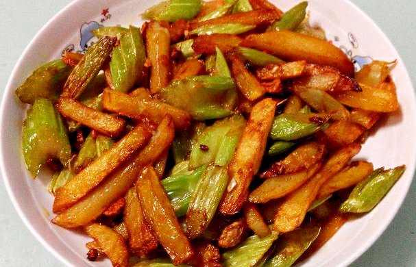 西芹炒土豆条