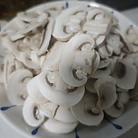 口蘑炒肉的做法图解2