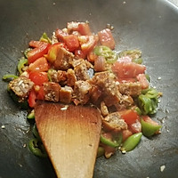 月饼炒番茄汤面的做法图解3