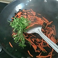 胡萝卜木耳青椒炒肉丝的做法图解6