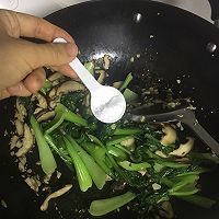 减肥菜谱四香菇炒油菜的做法图解6