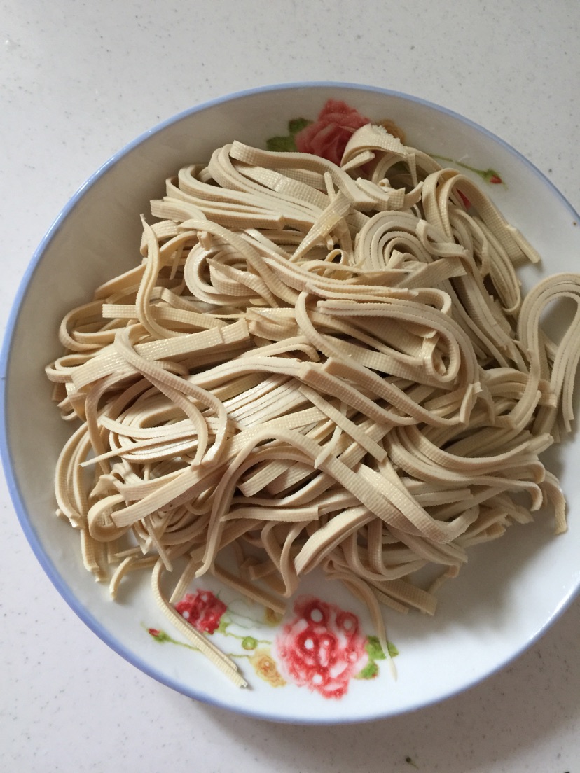 尖椒炒千张的做法图解1