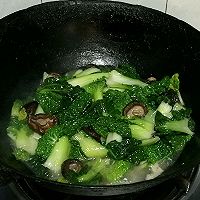 香菇炒黄芯青菜的做法图解5